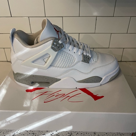 Men's Jordan Retro 4 White Oreo Size 10.5.